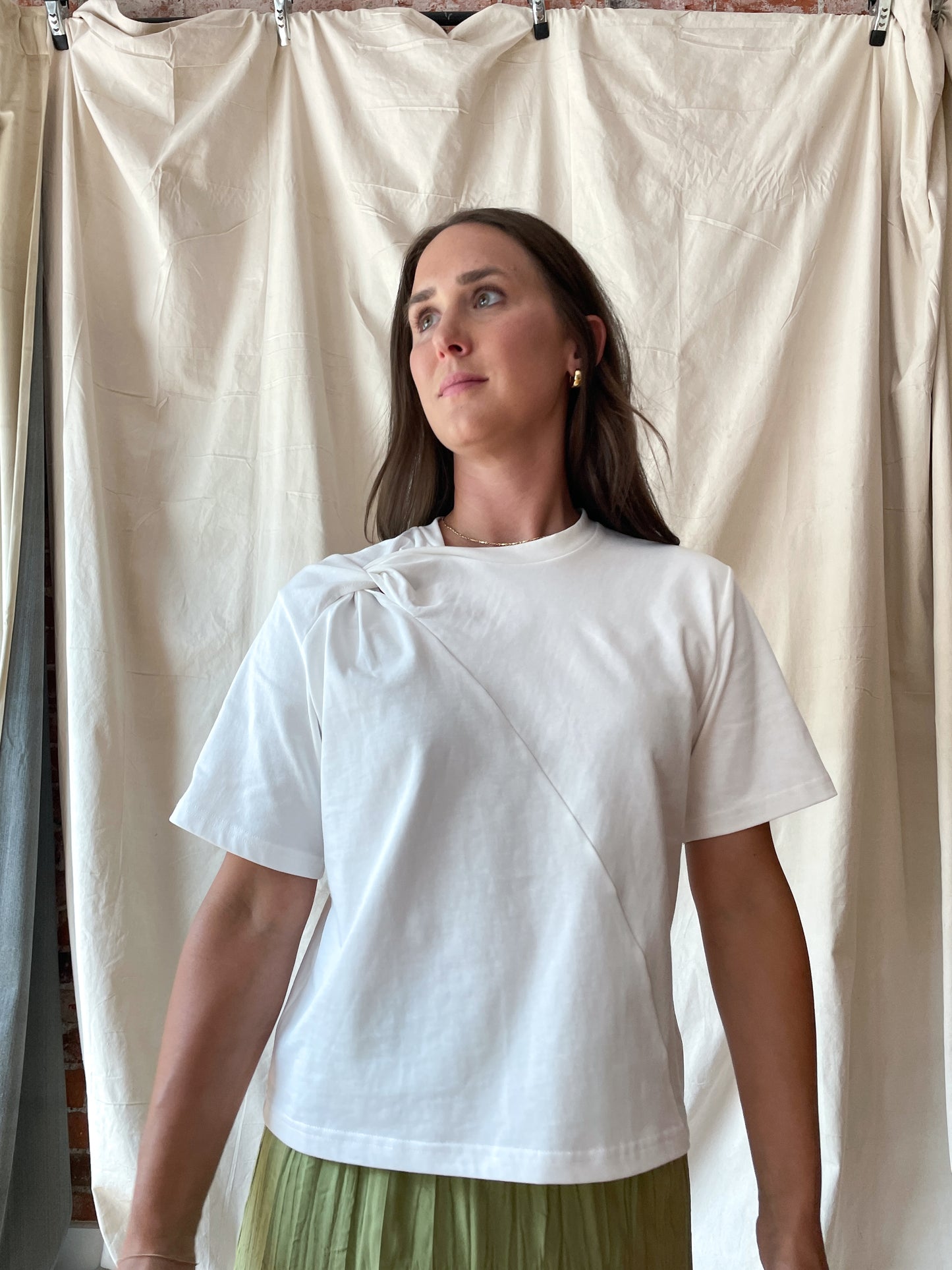 Elevated white t-shirt with twist detail at neckline