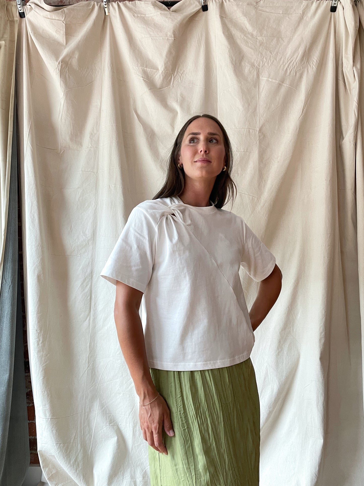 Elevated white t-shirt with twist detail at neckline