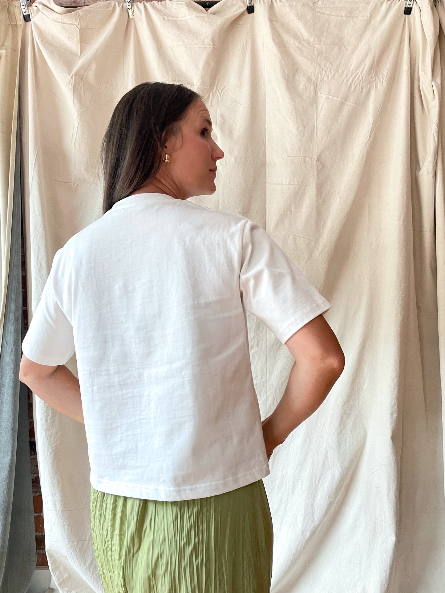 Elevated white t-shirt with twist detail at neckline
