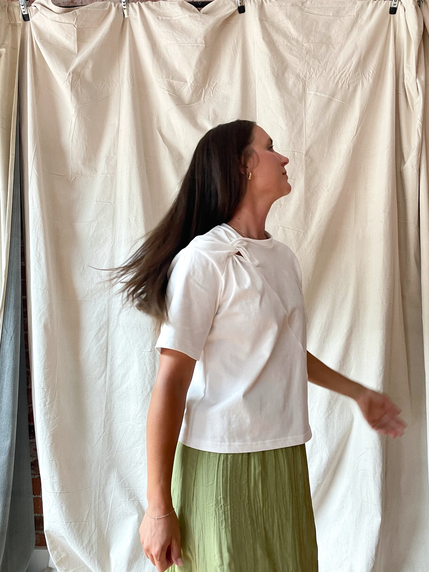 Elevated white t-shirt with twist detail at neckline