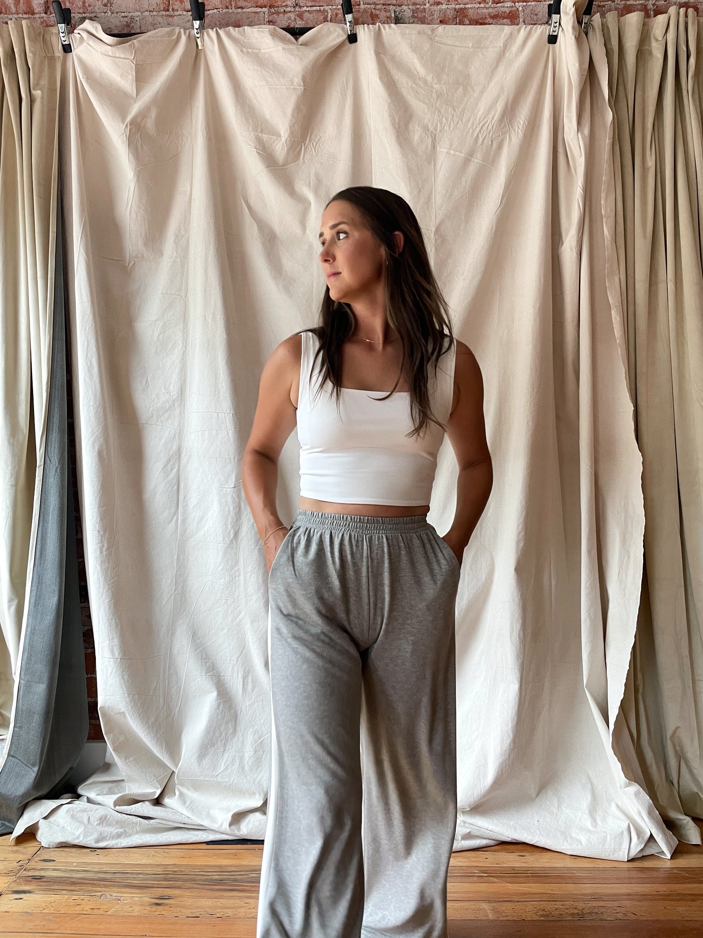 Square neck sleevless fitted top