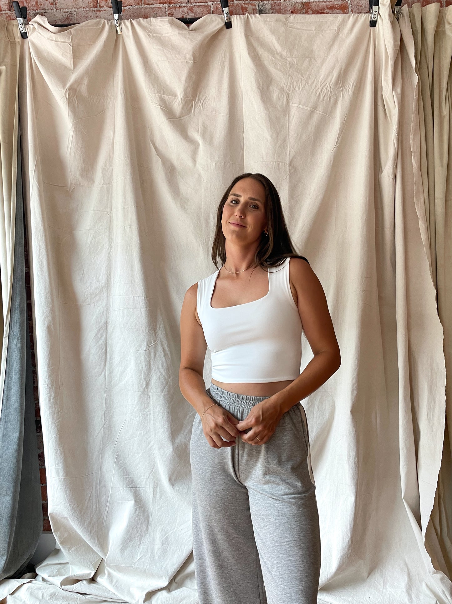Square neck sleevless fitted top